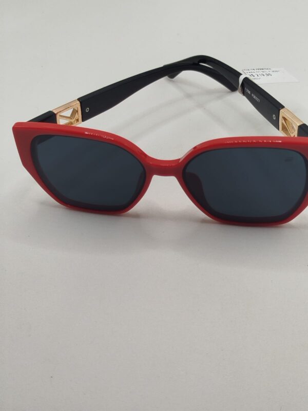 Óculos Solar Vermelho Com Preto Liso Com Detalhe V na Arte Ref.1206436227